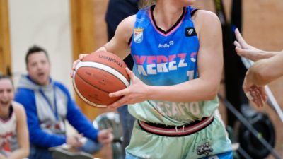 El equipo femenino se despide de la afición.